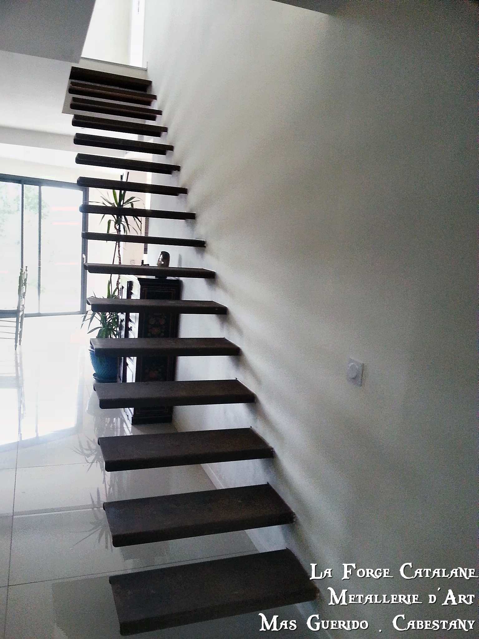 Escalier marches suspendues sans limons apparents 11 forge catalane.jpg